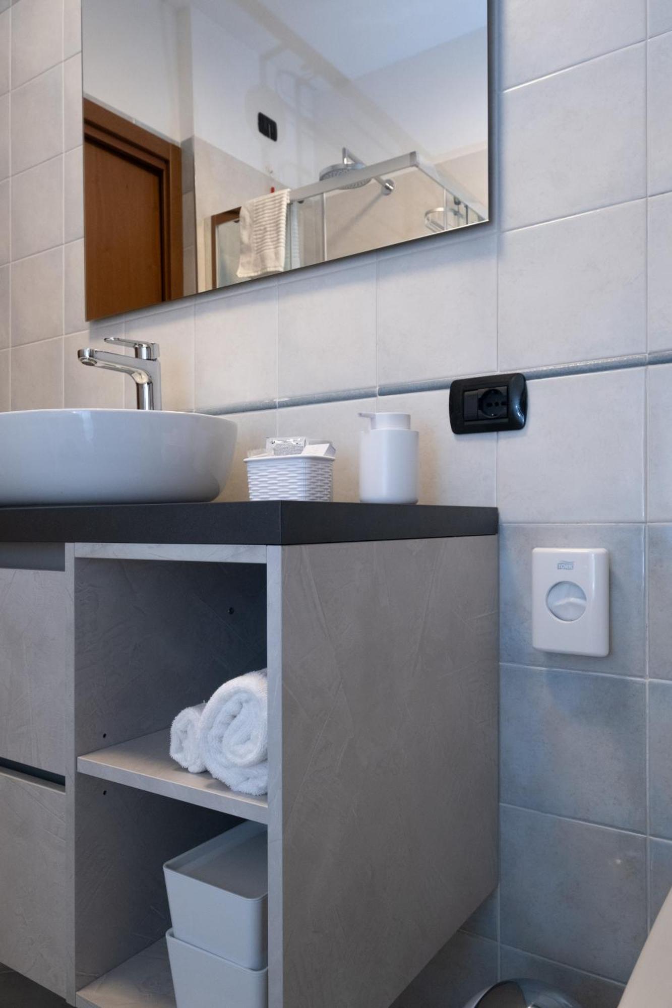 Bilocale A Lainate Lainhouse Apartment Bagian luar foto